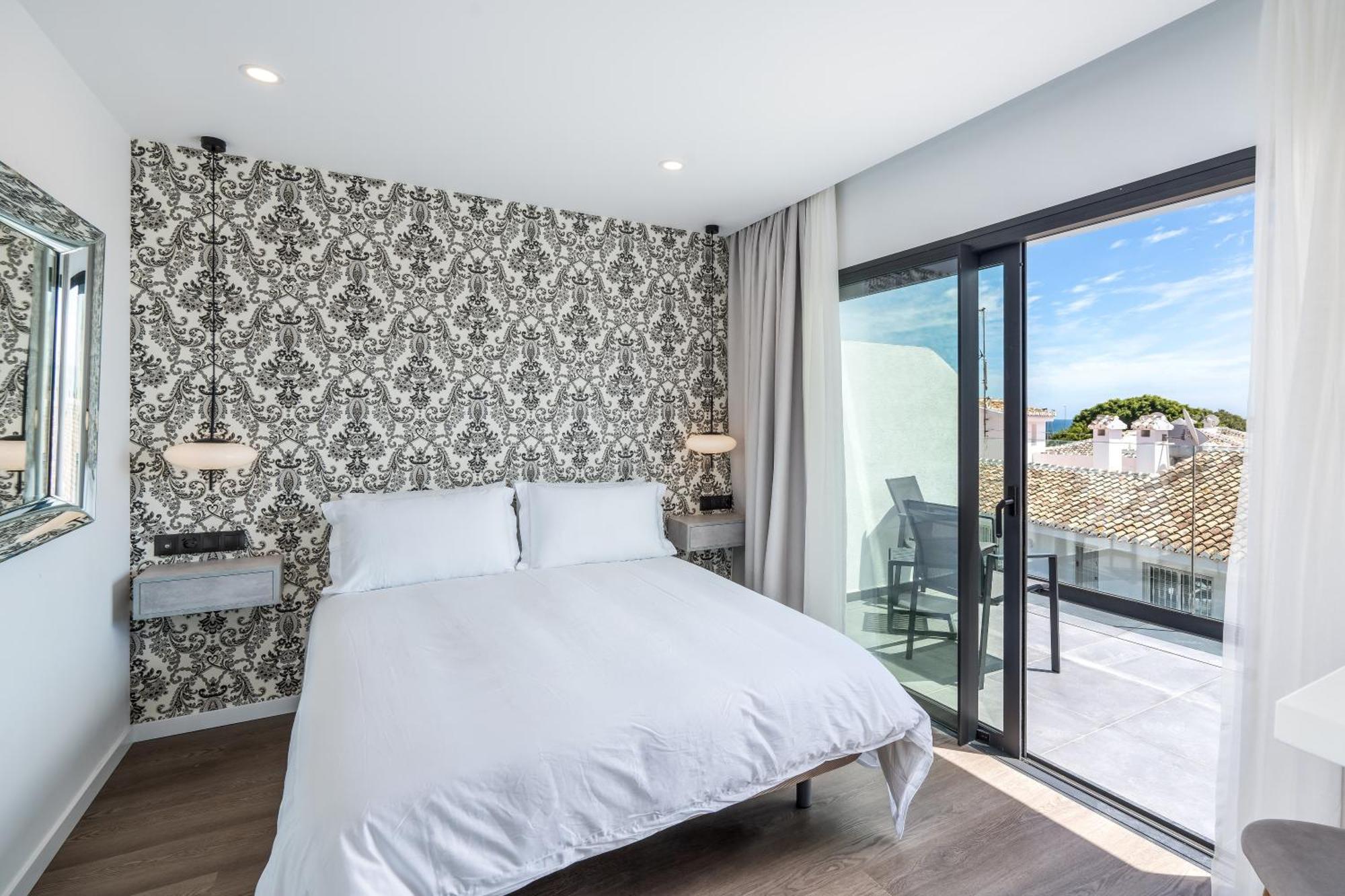 The Orange House Boutique Hotel And Upstairs Rooftop Bar Center Of La Cala De Mijas 100M From The Beach Extérieur photo